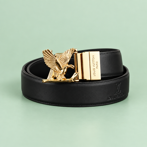 Black belt aur eagle buckle ka front-side angle